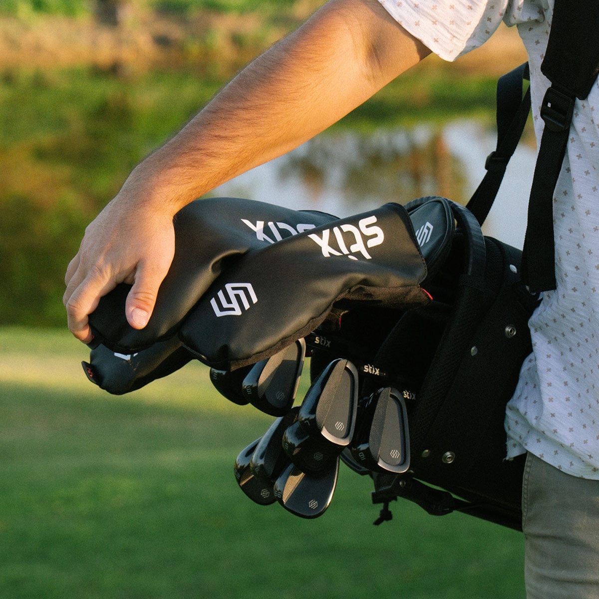 P02 Perform 12-club set, on the bag